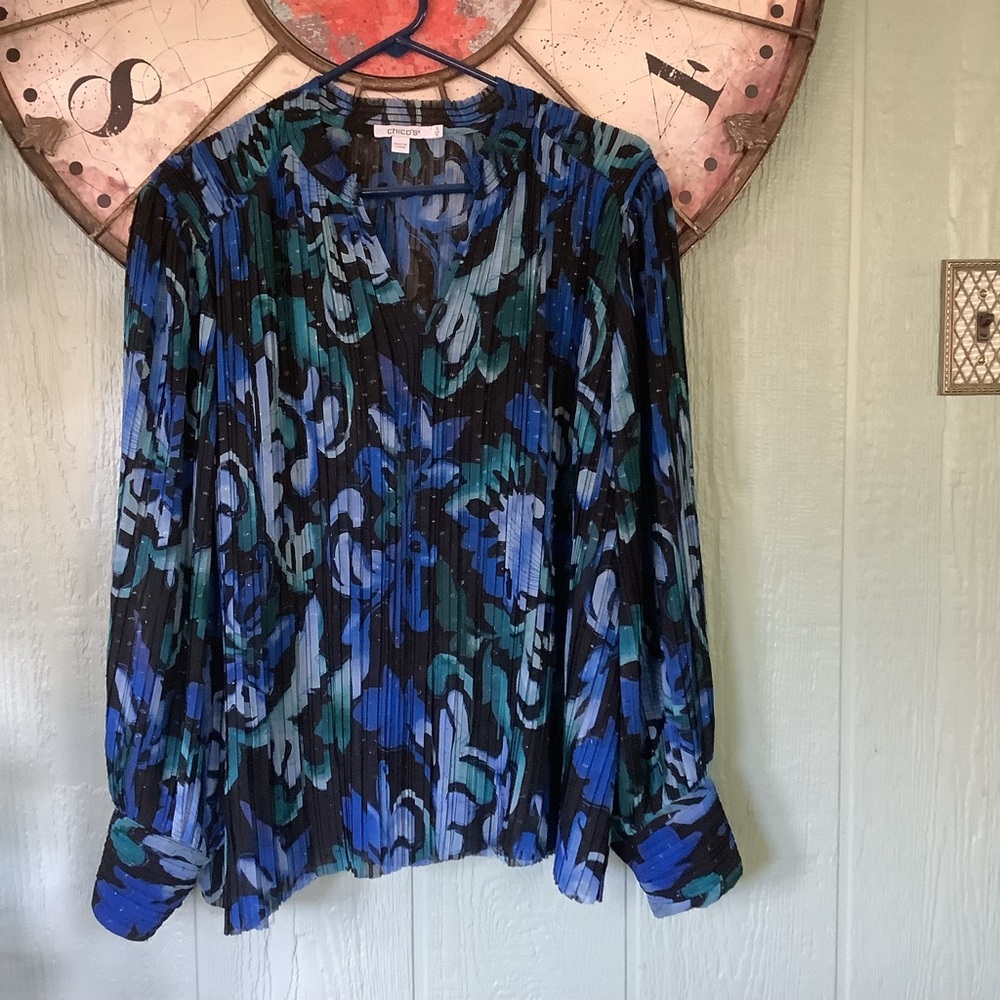 Chicos size 3 (Large 16) patterned sheer pleated long sleeve V neck blouse